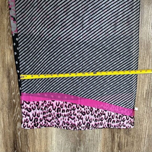 Pink cheetah pattern scarf - Picture 4 of 7